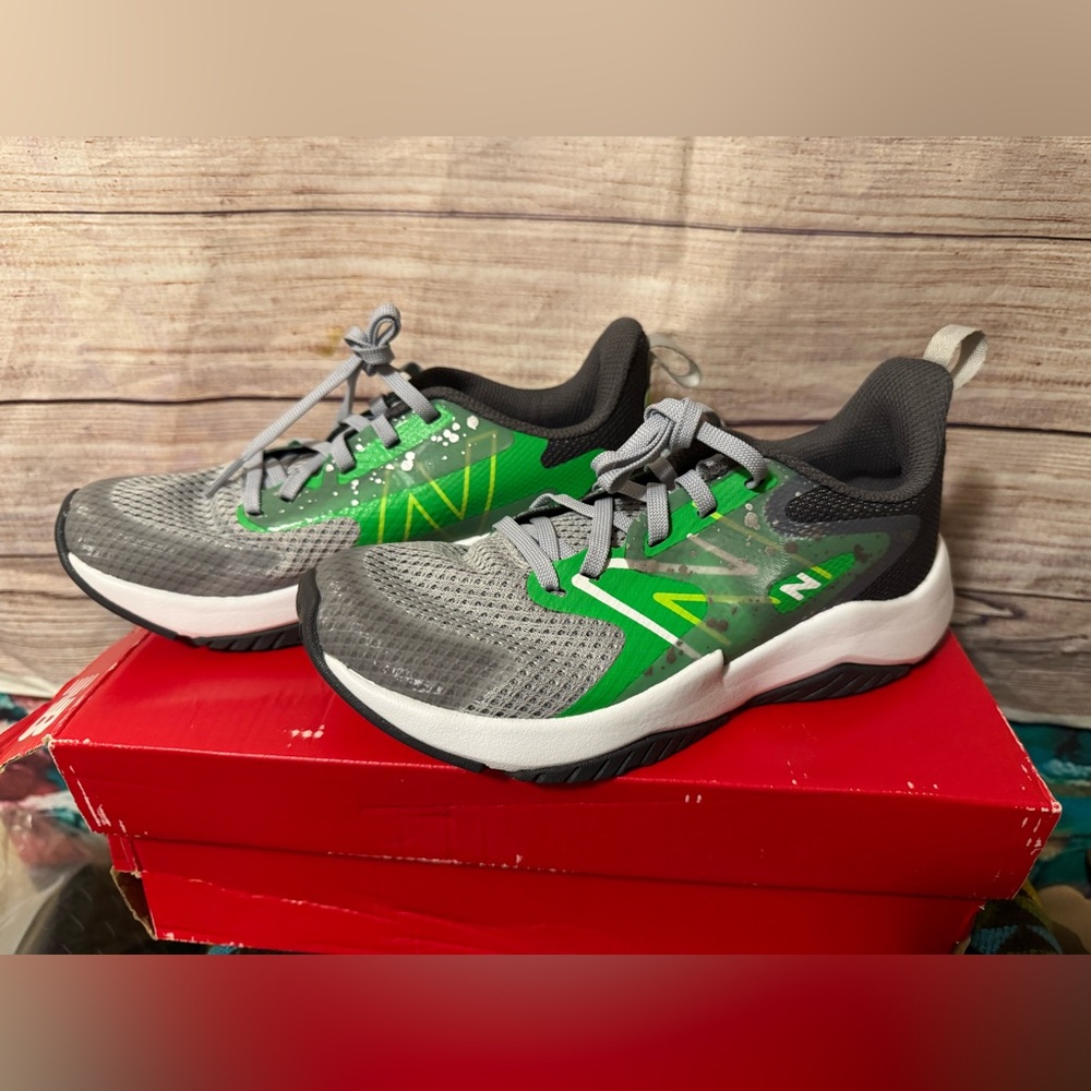 New Balance Green and Gray Sneakers with Mesh Upper kids size 3 M